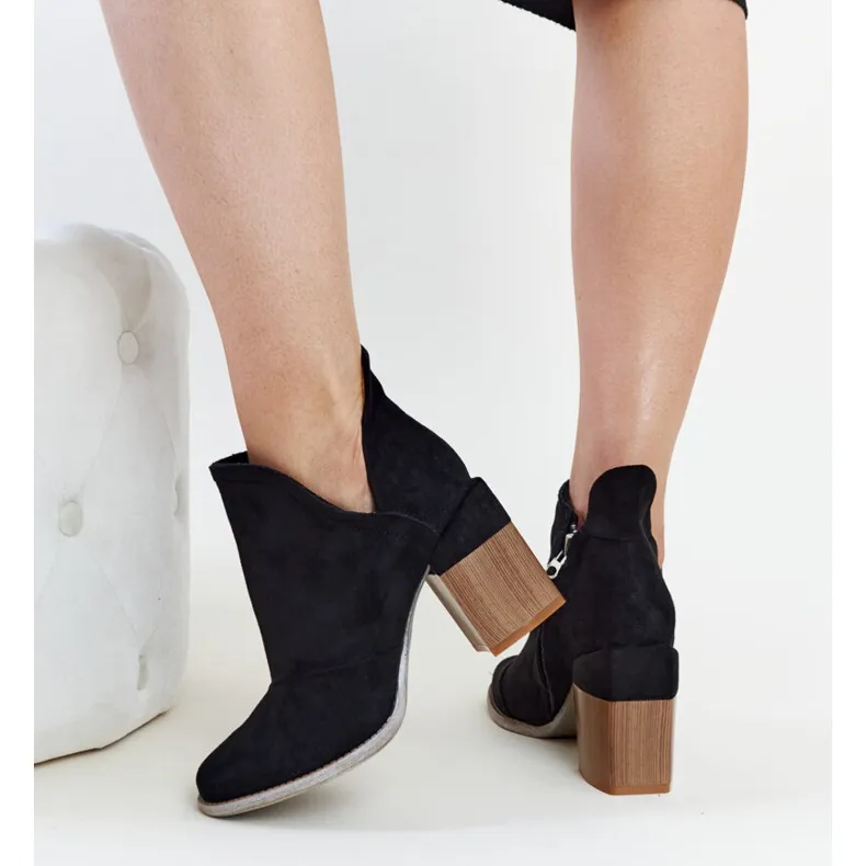 Bottines isolées asymétriques noires par Nadica le noir