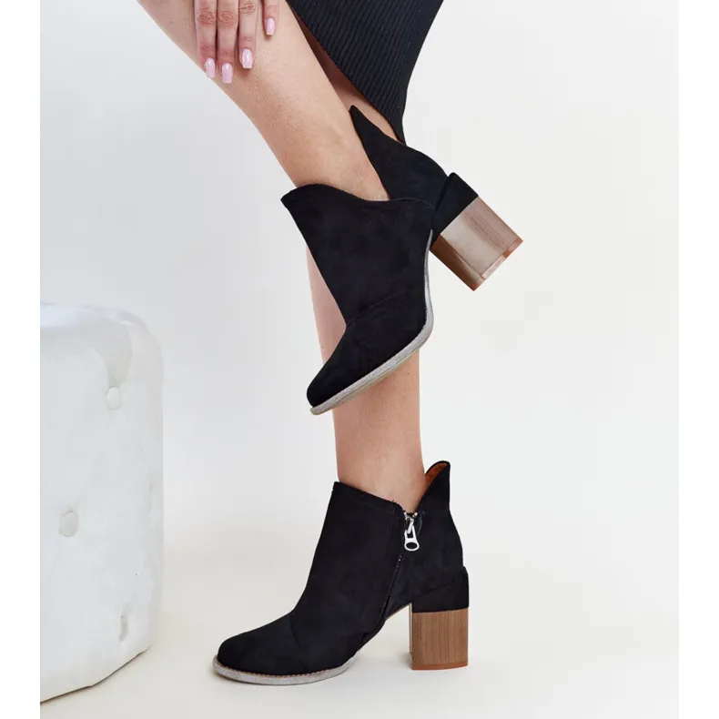 Bottines isolées asymétriques noires par Nadica le noir