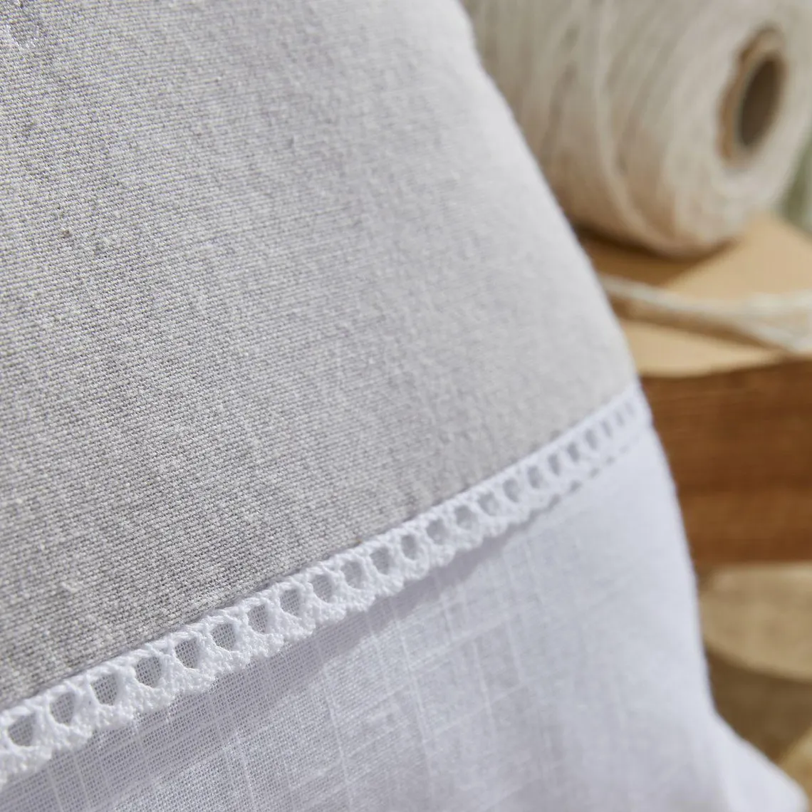 Coussin Gris Slub Chambray Broderie Constance - Charme | 3 Suisses