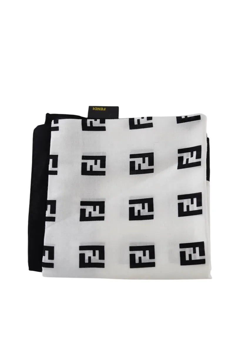 Foulard Carré de seconde main Fendi blanc en coton, taille 50cm x 50cm, pour femme en très bon état.
