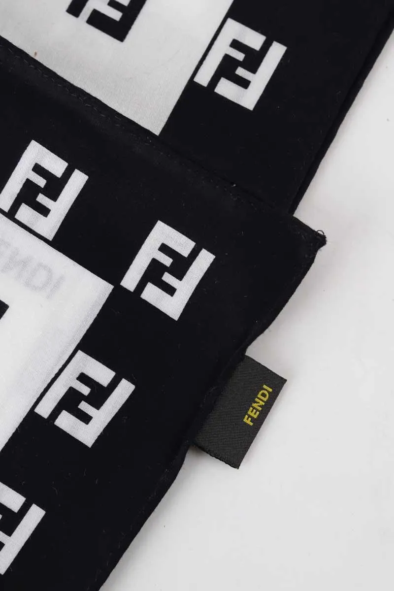 Foulard Carré de seconde main Fendi blanc en coton, taille 50cm x 50cm, pour femme en très bon état.