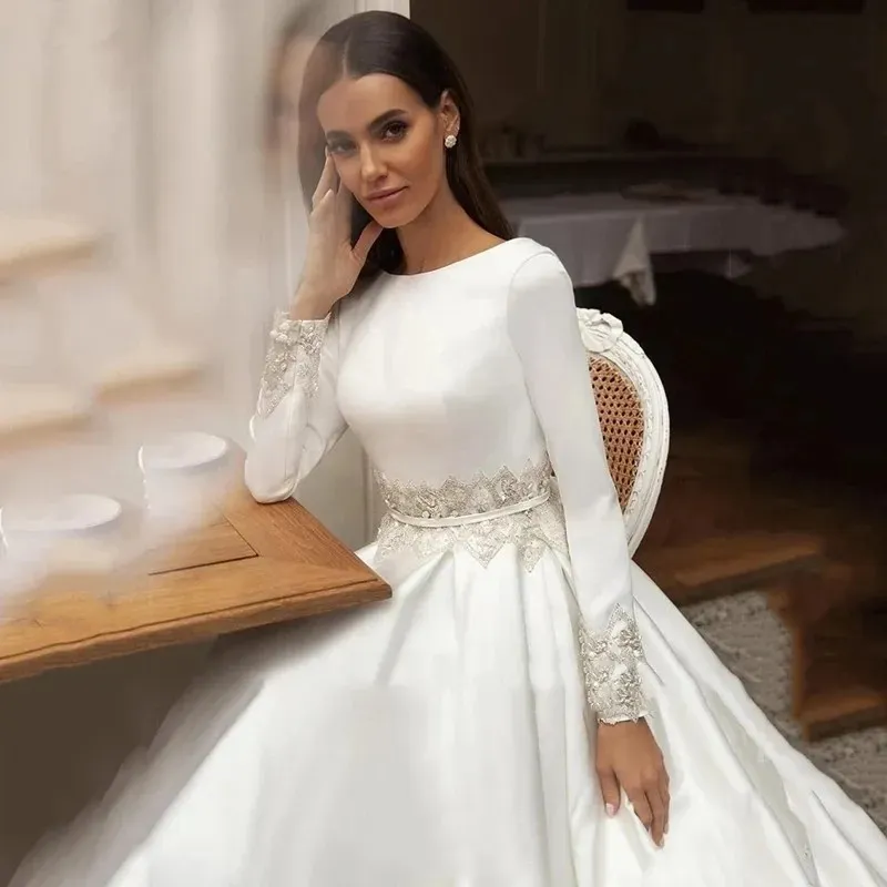 Modeste Satin A Ligne Robes De Mariée Pour La Mariée Bijou Couche Appliquée Châssis Boho Robes Nuptiales Simples Avec Des Manche