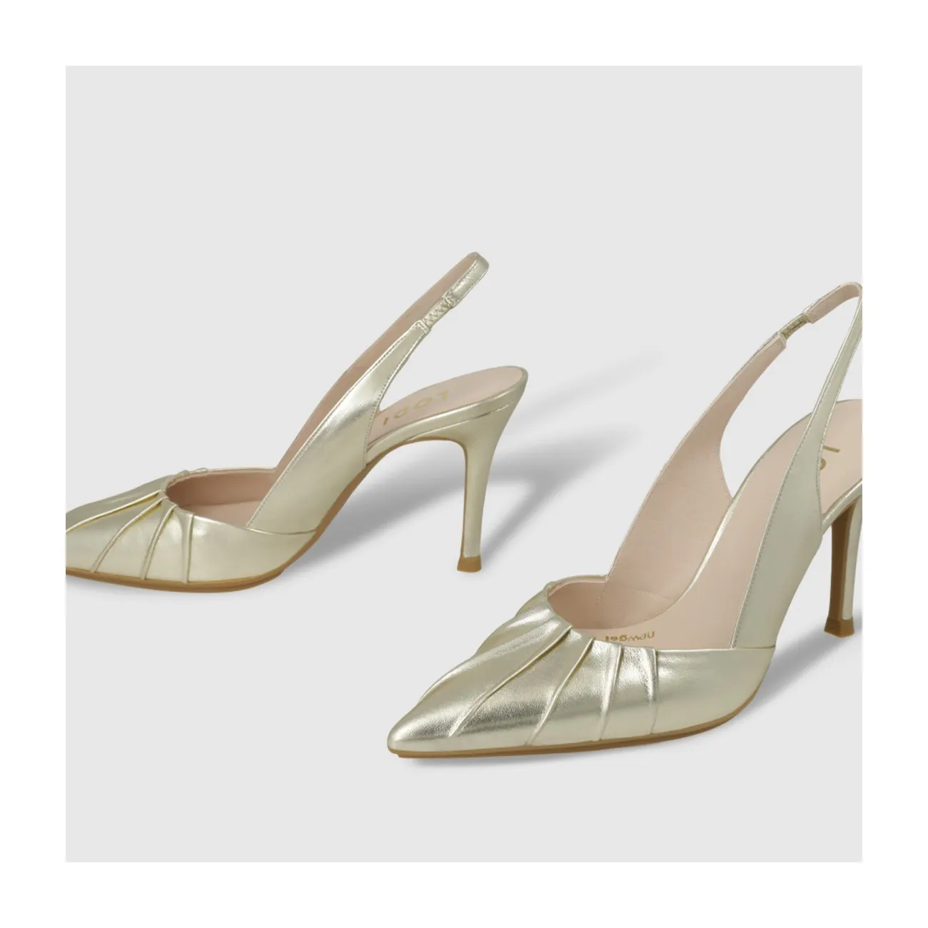 Zapatos de salón destalonados de mujer en piel de color oro claro con detalle de pliegues en la parte delantera.| LODI Zapatos d