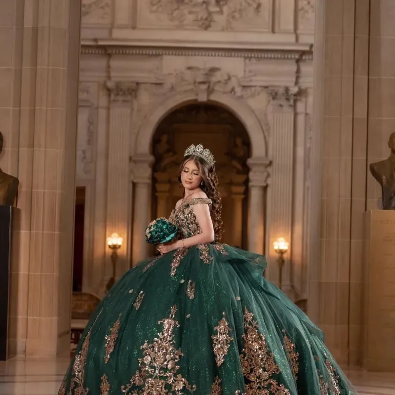 .Émeraude Vert Quinceanera Robes Pour 16 Fille Col En V Hors De Lépaule Or Appliques Perles Princesse Robes De Bal Anniversaire 