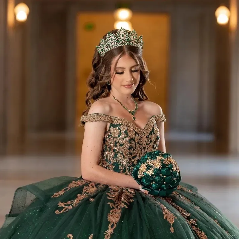 .Émeraude Vert Quinceanera Robes Pour 16 Fille Col En V Hors De Lépaule Or Appliques Perles Princesse Robes De Bal Anniversaire 